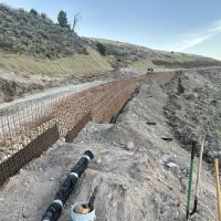 hybrid wall - welded wire face with grid reinforcements